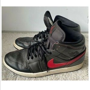 Nike Air Jordan 1 Retro Mid Black Team Red 554724-009